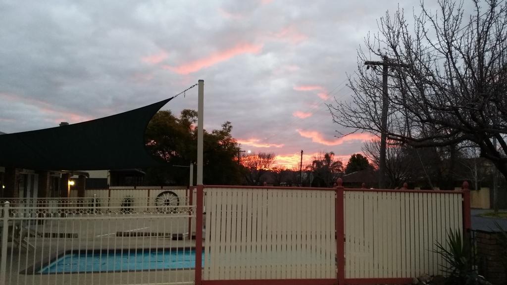 Shepparton Motor Inn Tudor House Motel Екстер'єр фото