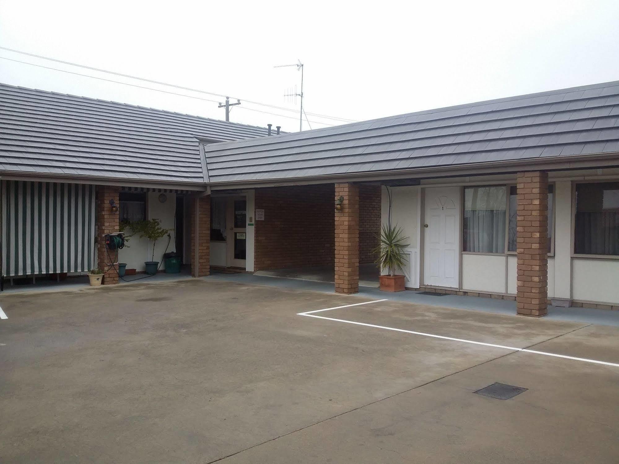 Shepparton Motor Inn Tudor House Motel Екстер'єр фото
