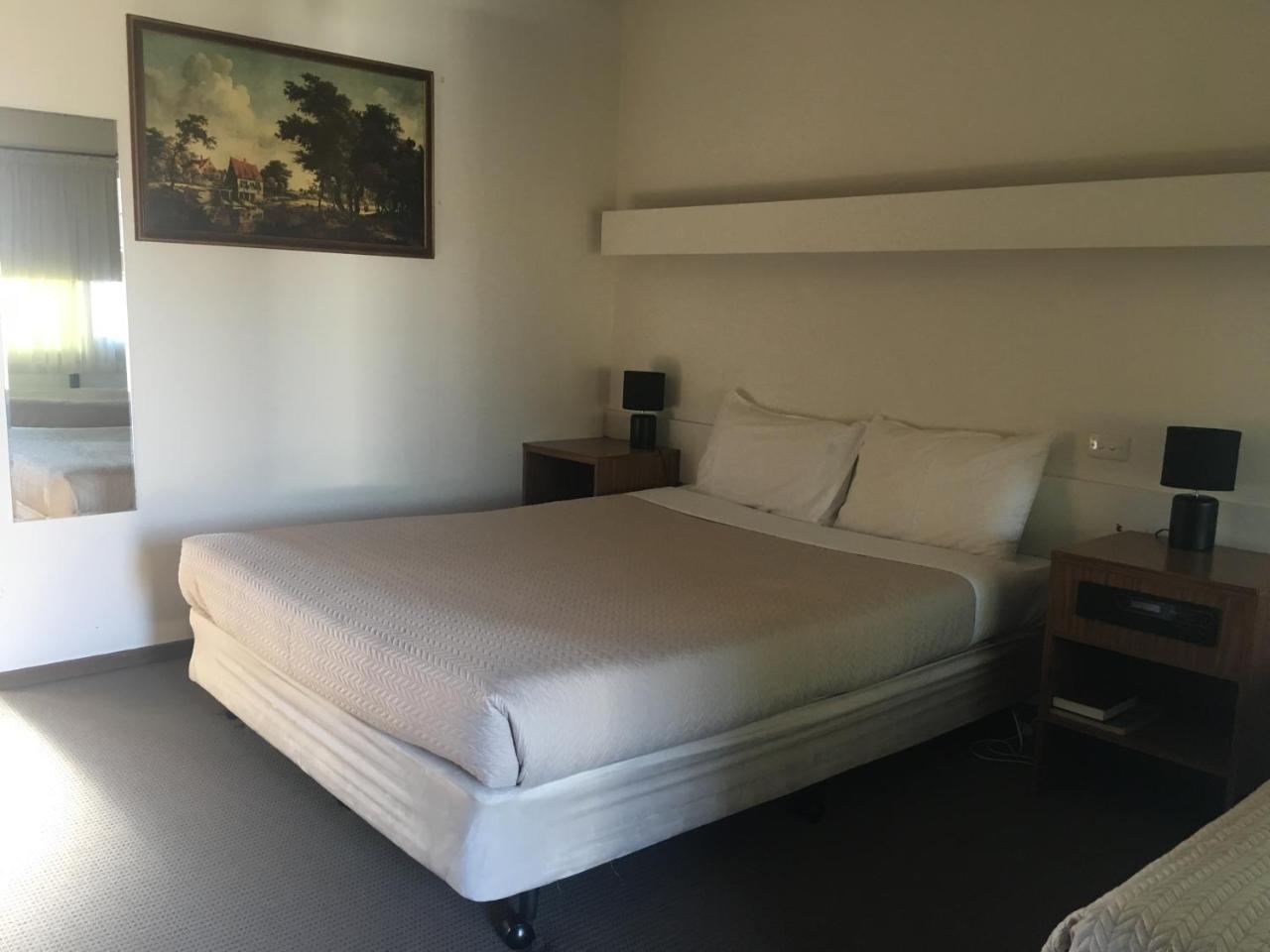 Shepparton Motor Inn Tudor House Motel Екстер'єр фото
